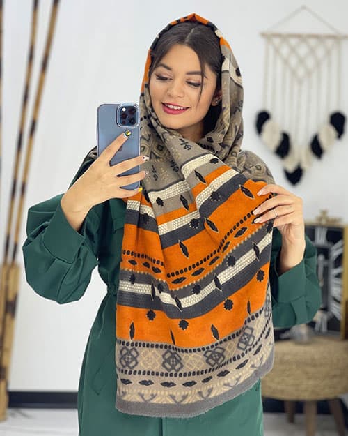 شال چاپی جناغی با بافت نرم و سبک مناسب استفاده روزمره